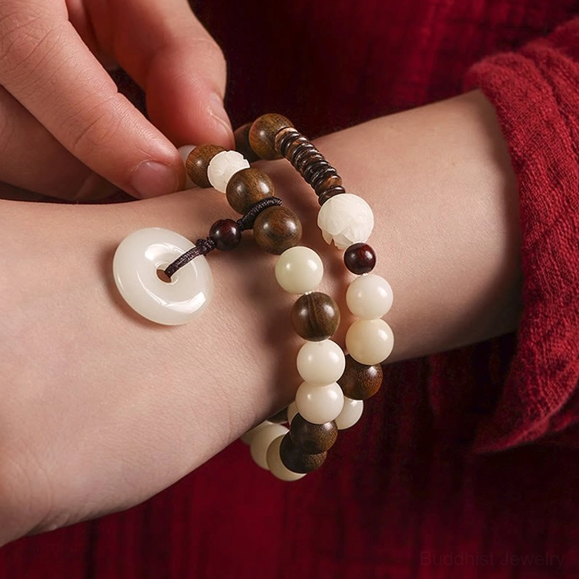 Hand adjusting adjustable bodhi seed sandalwood meditation bracelet with elastic cord and peace buckle charm pendant