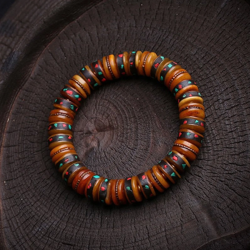 Bone bead bracelet variant showing natural bone disc beads with warm brown tones and elastic string, 16-17cm wrist size