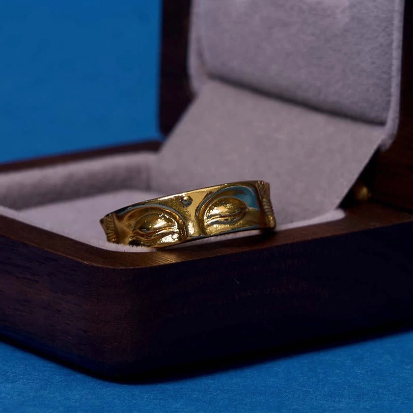 Single Buddha's eye meditation copper ring displayed in luxury velvet-lined wooden jewelry box with gray velvet lining