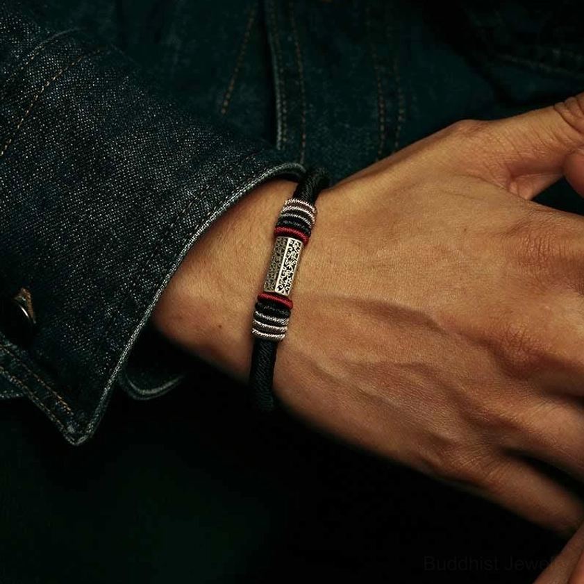 Buddhist red string bracelet sizing guide showing 21cm wrist circumference and charm dimensions