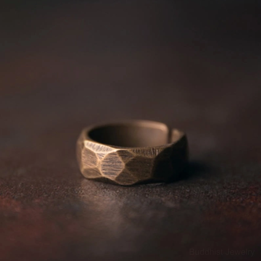 Copper wealth ring size comparison showing adjustable fit for different finger circumferences