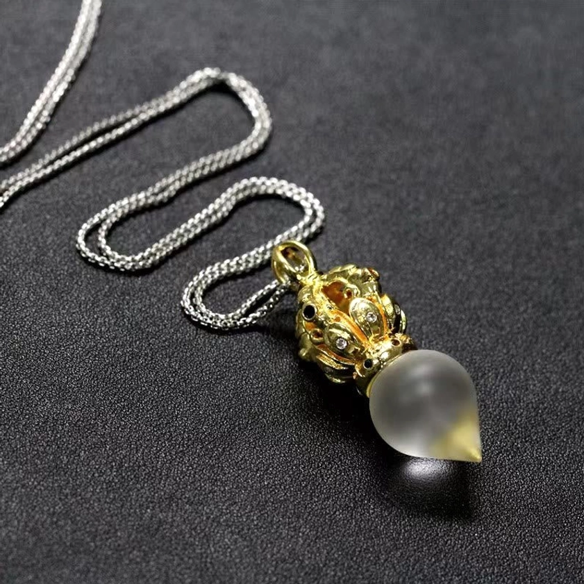 Dorje Vajra liuli crystal necklace - Buddhist pendant for protection, strength, and enlightenment
