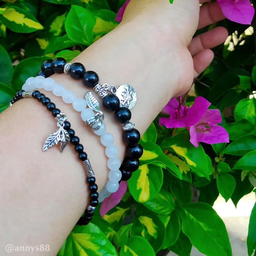 Elastic healing crystal bracelet with natural beads perfect for spiritual practice and inner peace - product showcase