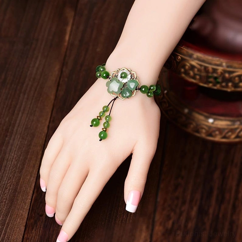 Adjustable green jade bracelet showing multiple size options and extension cord, fit guide display