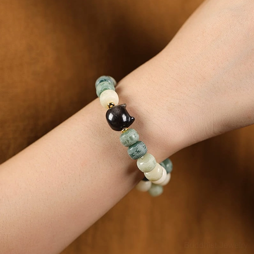 Handcrafted bodhi seed bracelet with obsidian cat head, natural materials for meditation and inner peace