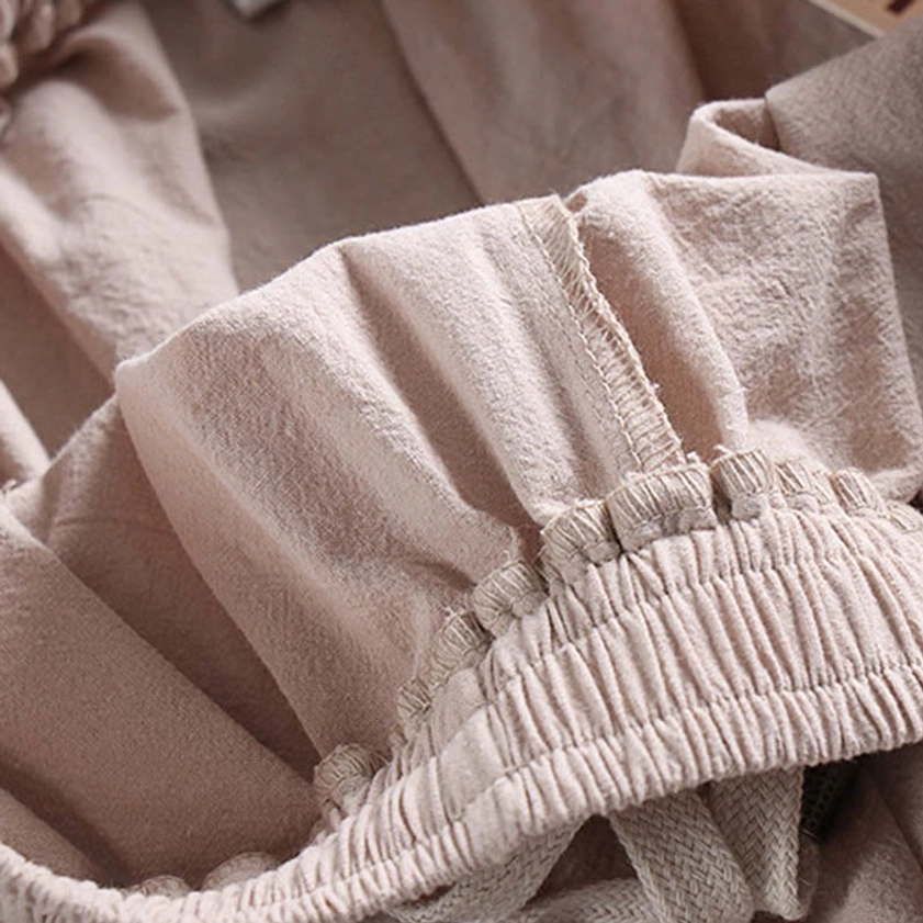 Ankle cuff detail with double elastic stitching – tapered leg cropped design close-up