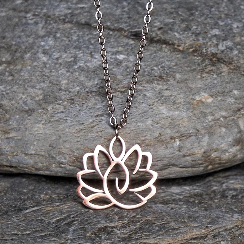 Lotus symbol necklace spiritual meaning infographic highlighting enlightenment, rebirth, resilience and inner peace benefits