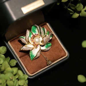 Green lotus pearl brooch with gold-plated copper base in luxury gift box with foliage decoration