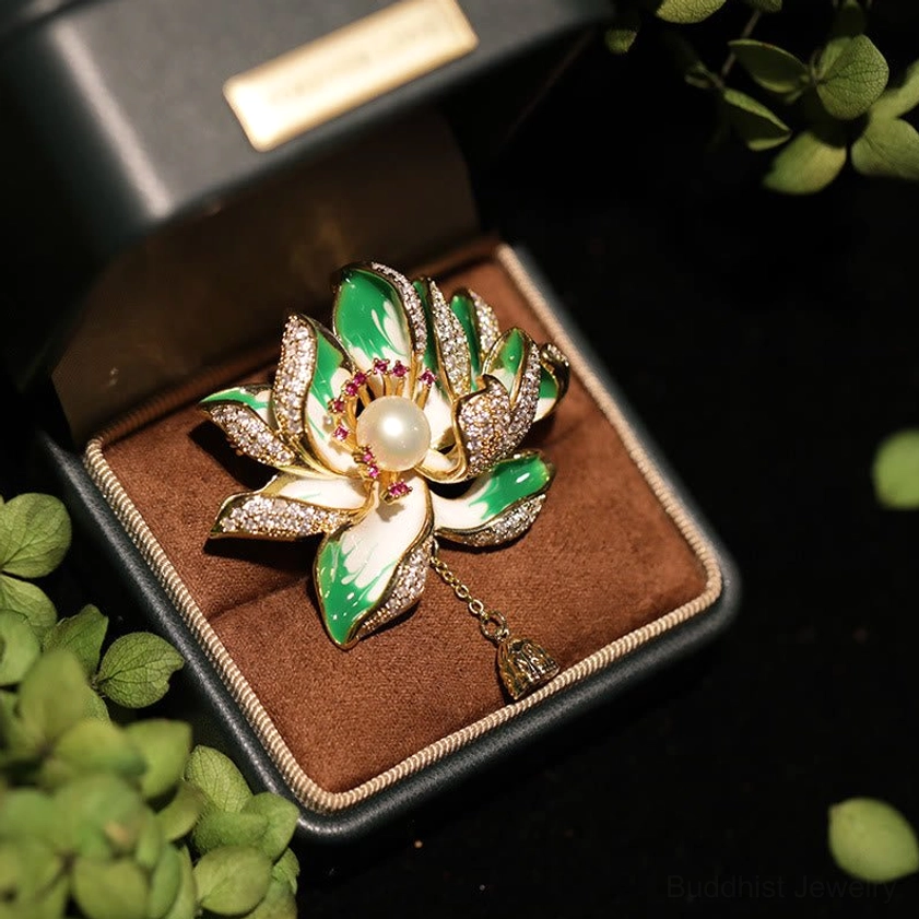 Green lotus pearl brooch with gold-plated copper base in luxury gift box with foliage decoration