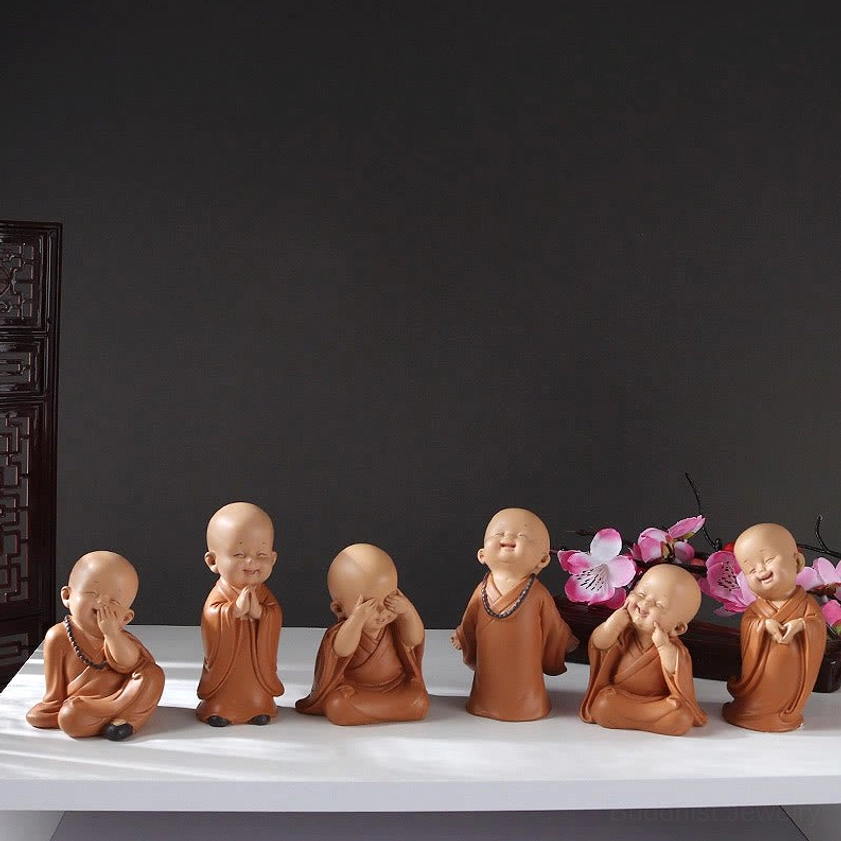 Making heart mini monk resin figurine, universal kindness and compassion symbol, 5.5 x 3.5 x 8.5cm