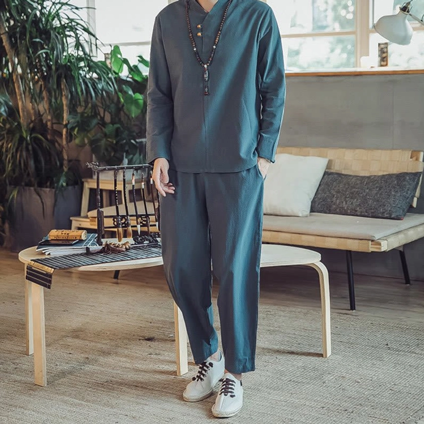 Men's linen meditation set detail of pocket placement and construction