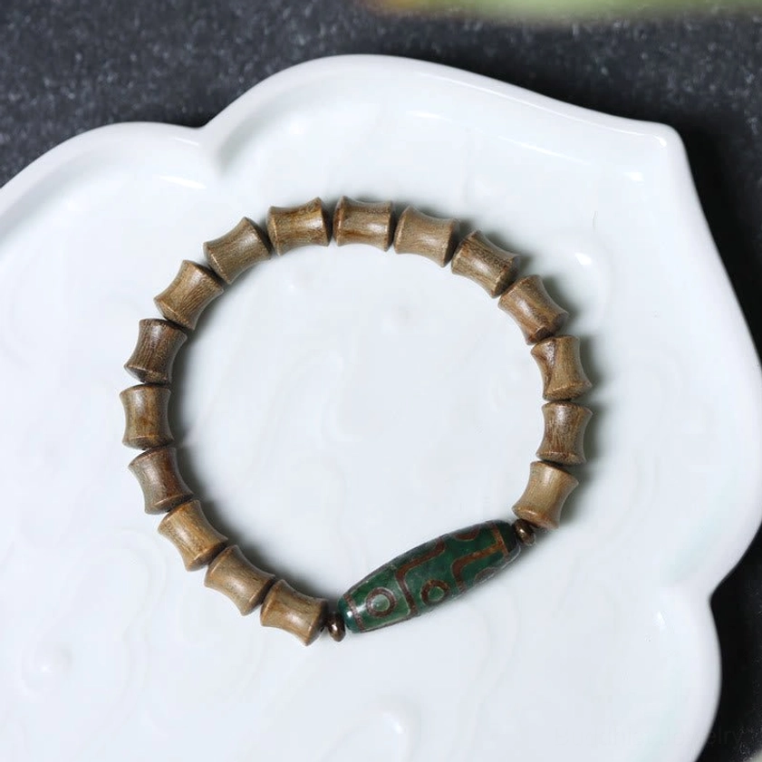 Handmade nine-eye dzi green sandalwood Buddhist bracelet full circle display