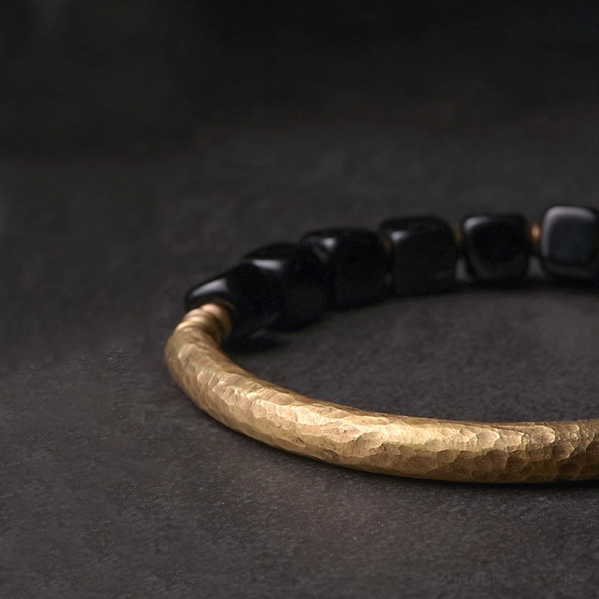 Full hammered gold metal bar with black obsidian beads and elastic stretch cord side view