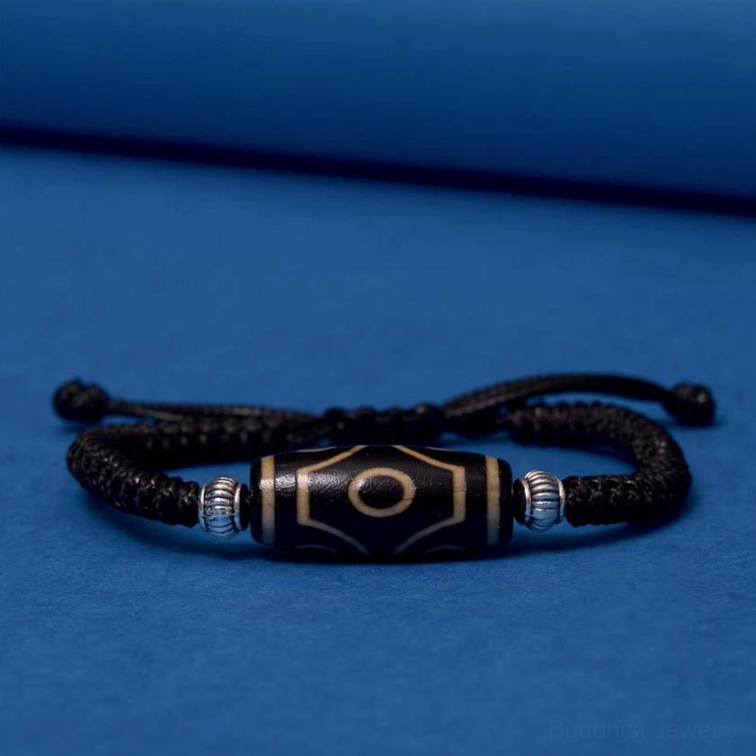 One-eye dzi bead bracelet full circle layout showing complete symmetrical arrangement