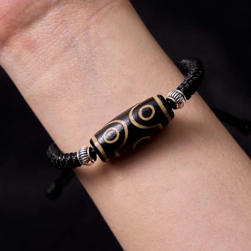 One-eye dzi bead bracelet side detail view highlighting single-eye design and metalwork