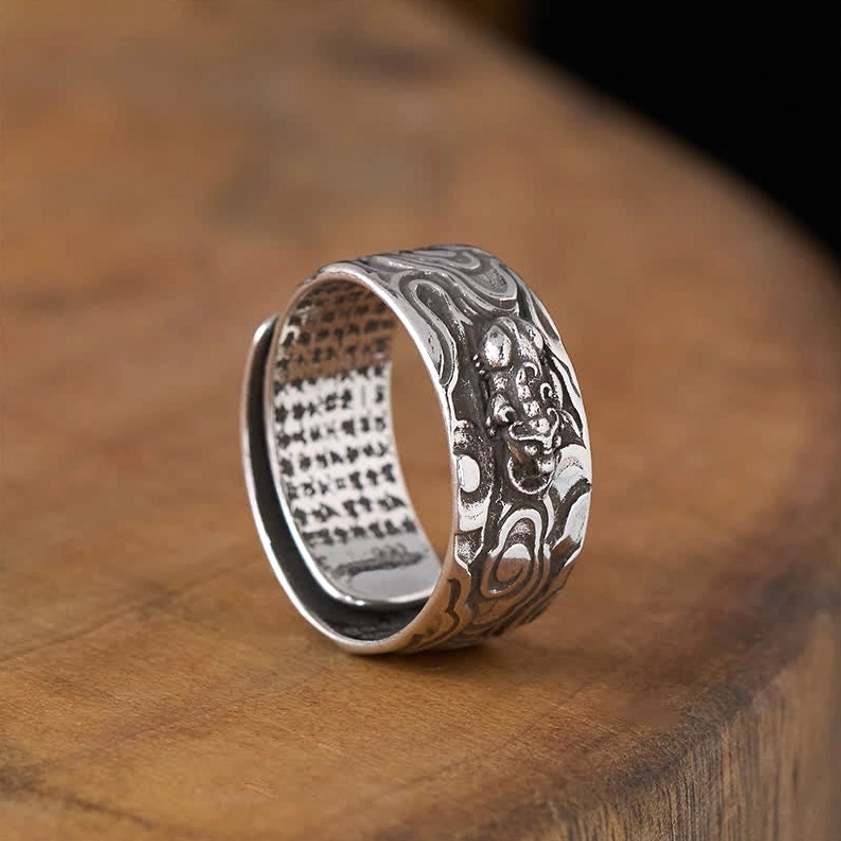 Pixiu Heart Sutra ring size guide and adjustable fit demonstration showing US ring sizes 9-16 range for unisex Buddhist jewelry