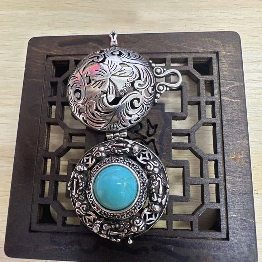 Reversible pixiu copper pendant with floral engraving - dual-sided design